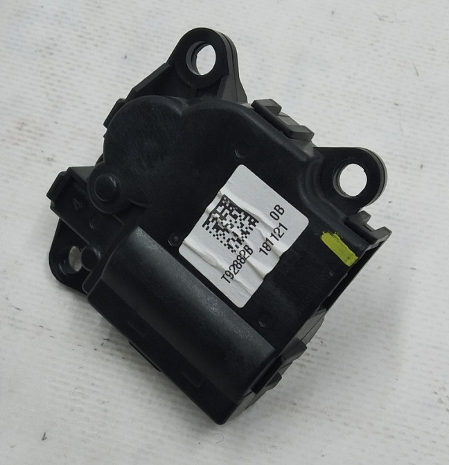 Привод (метки "3" и "4") климатической установки (печки) салона Tesla model 3 1099999-00-H Киев - изображение 1