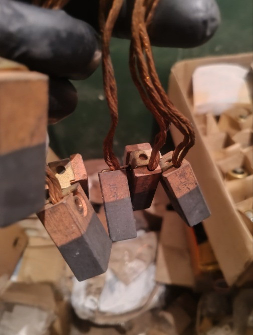 Продам эл.щетка ЭГ-14 20х25х40 Днепр - изображение 2