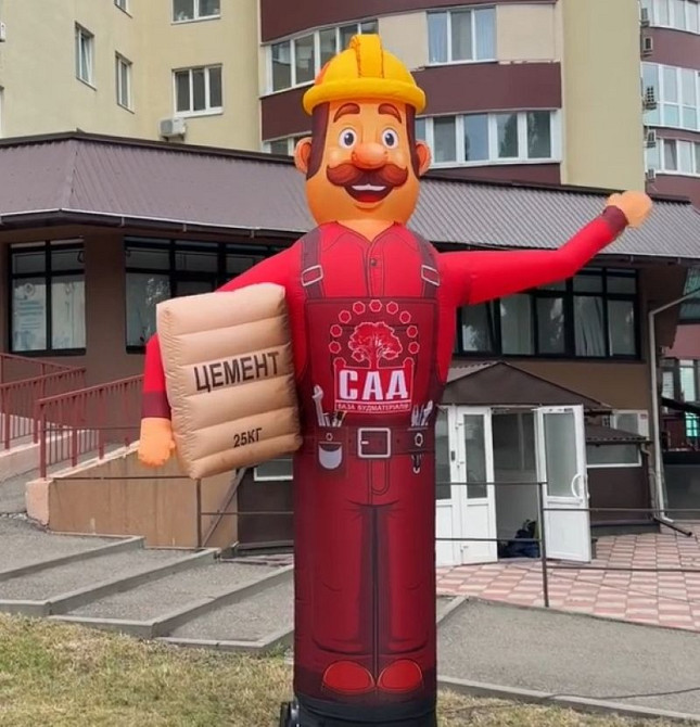 Человек машет на дороге, реклама в месте продаж 340 см Київ - зображення 8