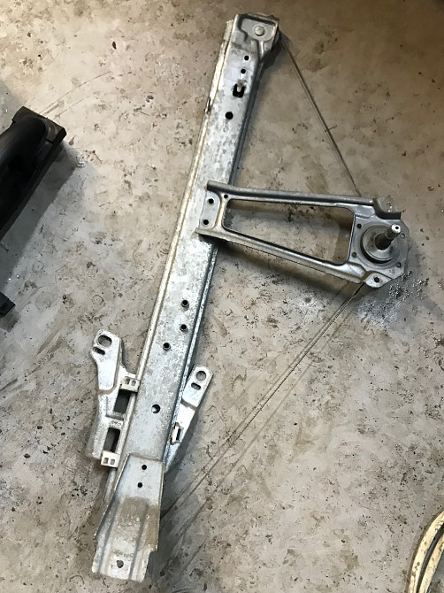 Бу стеклоподъемник задний левый Mercedes W168 , A1687300146 механический. Кропивницкий - изображение 1