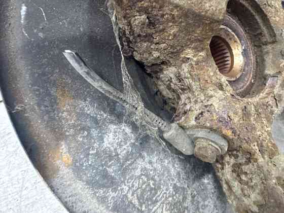 Кулак поворотный левый со ступицей Mitsubishi Outlander XL 2.4 БЕНЗИН 4B12 2007 (б/у) Киев