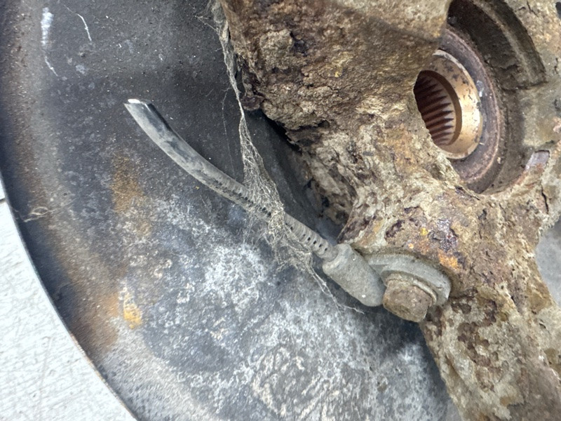 Кулак поворотный левый со ступицей Mitsubishi Outlander XL 2.4 БЕНЗИН 4B12 2007 (б/у) Киев - изображение 4