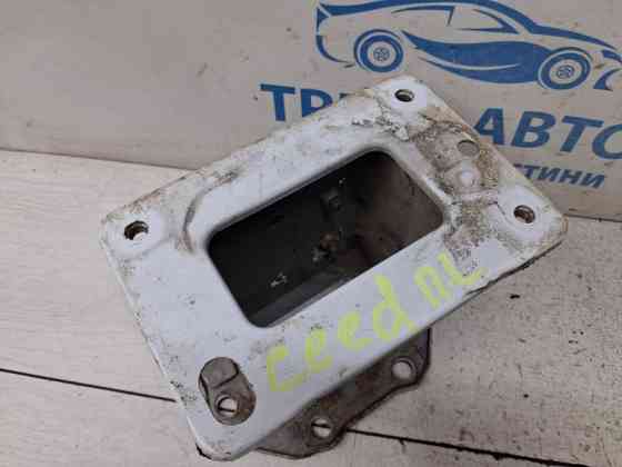 Кронштейн усилителя переднего бампера Kia Ceed 2006-2012 647101H010 (Арт. 84841) Киев