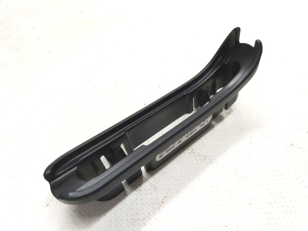 Кронштейн декоративной накладки ремня безопасности 2-го ряда сиденья левого Tesla model X 1066804-00 Київ - зображення 1