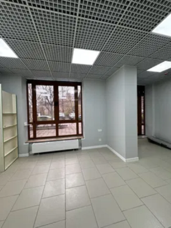 Печерська метро,вул Коновальця 36В, приміщення 40м Киев