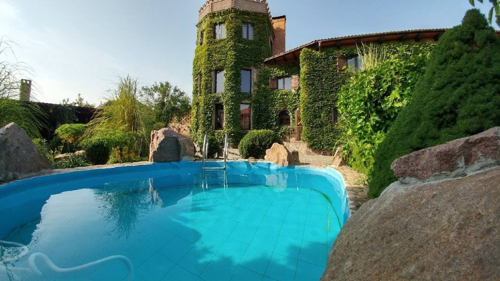 Сдам посуточно Старый Замок с бассейнами в с. Подгорцы. Киев - изображение 1