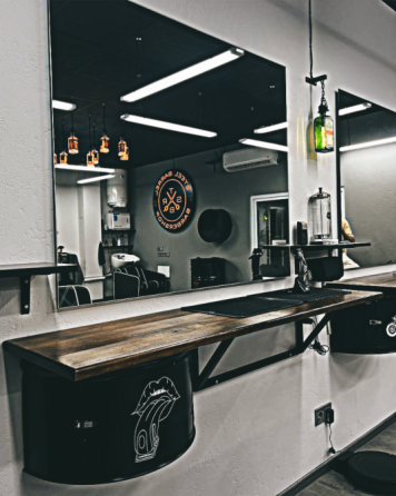 Робочий стіл перукаря / барбера у стилі лофт. Меблі з металевих бочок для барбершопу, салону краси Київ