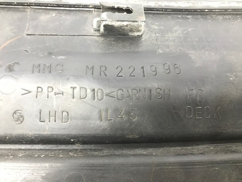 Дефлектор дворников Mitsubishi Pajero Sport K9 2.5 DIESEL 4D56 1996 (б/у) Киев - изображение 7