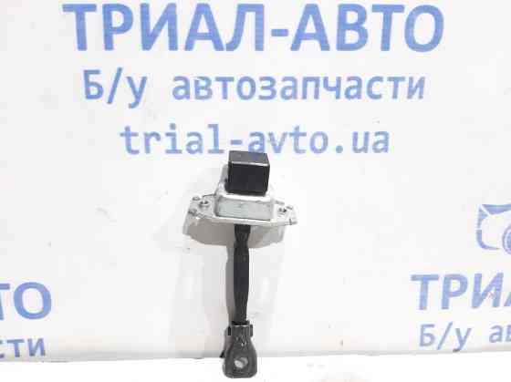 Ограничитель двери передний правый Mitsubishi Lancer 10 1.5 БЕНЗИН 4A91 2007 (б/у) Киев