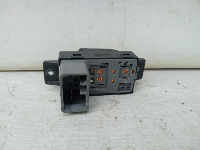 Кнопка стеклоподъемника SsangYong Korando C200 2.0 DIESEL D20DT 2010 (б/у) Киев - изображение 3