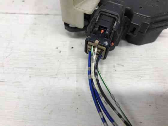 Замок двери передний правый Mitsubishi L200 KB 2.5 ДИЗЕЛЬ 4D56U 2006 (б/у) Київ