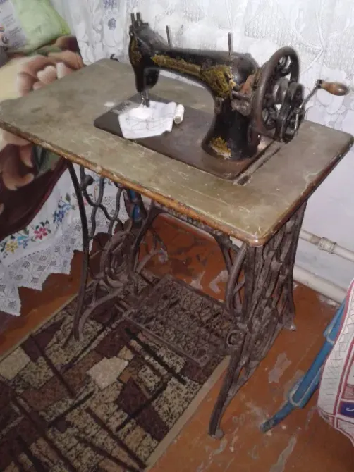 Раритетная Швейная машинка ПГМЗ из станиной и ножным приводом Лубни - зображення 2