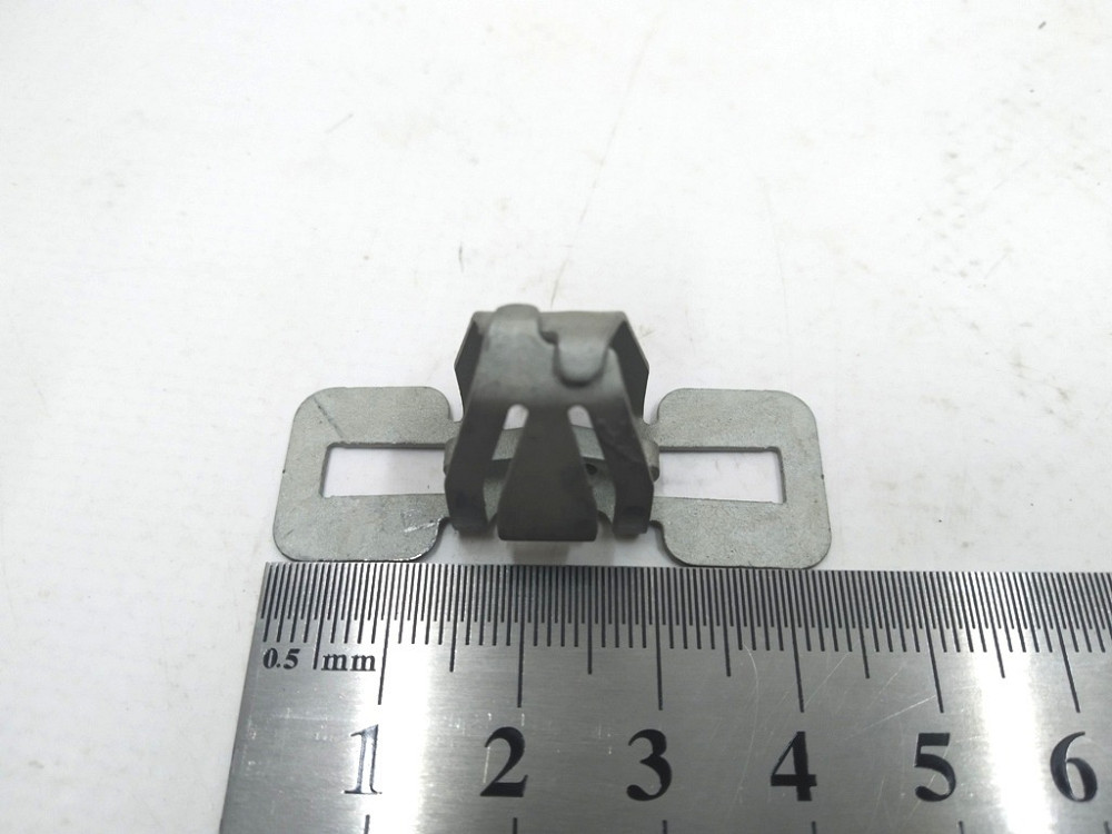 Клипса кузовная козырька солнцезащитного 2 WING,12.2x20,.8-2.5,STL,ZNFL Tesla model 3 1107983-00-A Киев - изображение 1