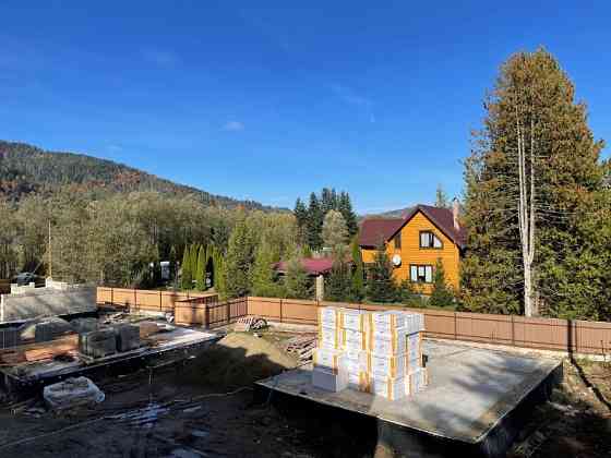 Приватний будинок у Микуличині . Закрита територія . 1 лінія від річки Ивано-Франковск