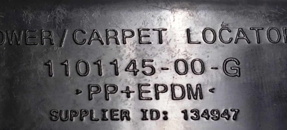 Кронштейн крепления коврового покрытия 1-го ряда сидений правый Tesla model 3 1101145-00-G Киев - изображение 5