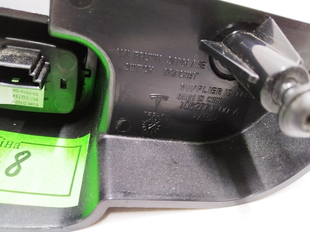 Кронштейн кнопки аварийного открытия капота Tesla model X 1062771-00-A Київ - зображення 3