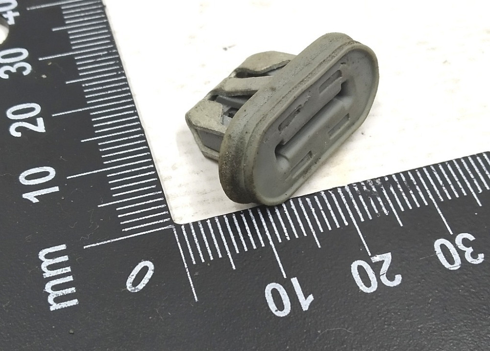 Клипса крепления с уплотнителем 21x6 SLOT .65-1.2, STL (рокерная панель) Tesla model 3 1110167-00-A Киев - изображение 2