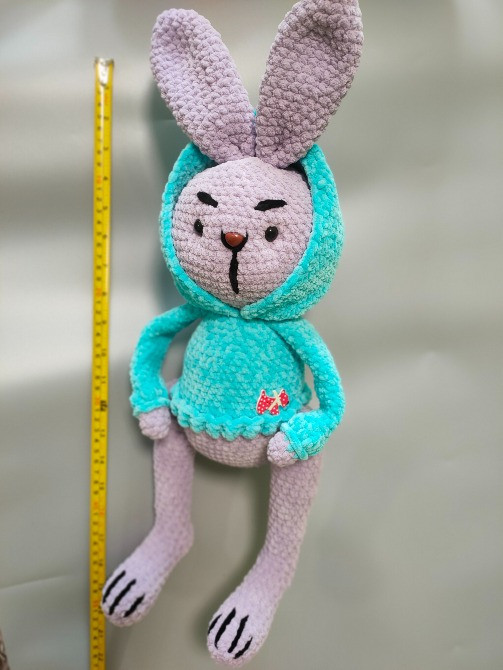 Зайчик в светрі з капішоном іграшка м'яка в'язана сувенір подарунок hand made ручна робота Нововолынск - изображение 3