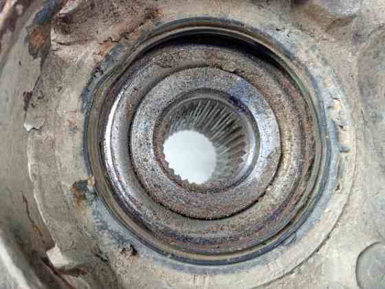 Кулак поворотный левый со ступицей Mitsubishi Pajero Wagon 4 3.2 ДИЗЕЛЬ 4M41 2006 (б/у) Киев