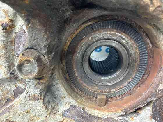 Кулак поворотный левый со ступицей Suzuki Grand Vitara JT 2.7 БЕНЗИН H27A 2005 (б/у) Київ