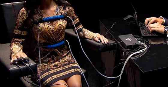 Тестування жінки на зраду за допомогою детектора брехні Т Київ