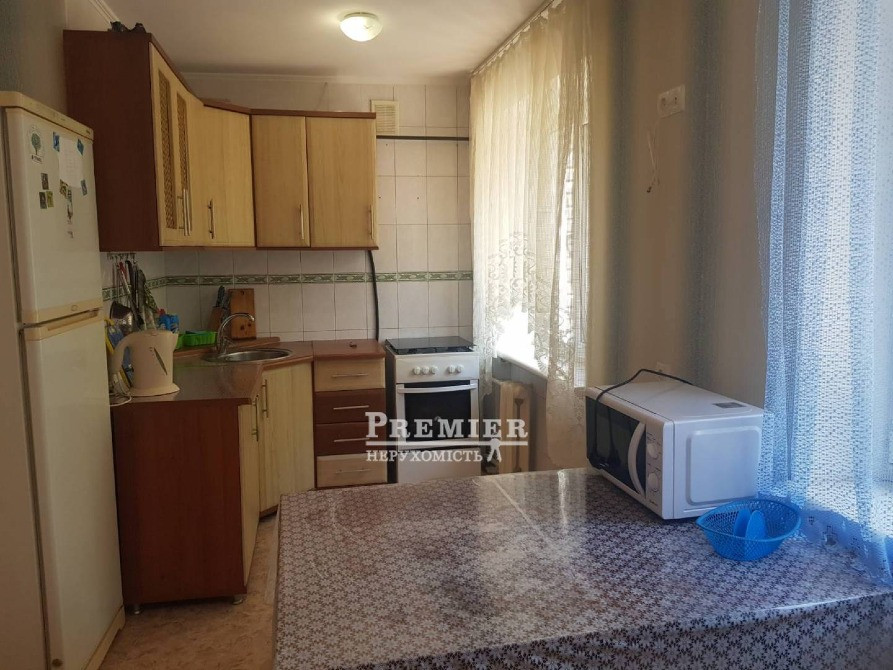 У продажу трикімнатна квартира, перепланована в кухню-студію Чорноморськ - зображення 1