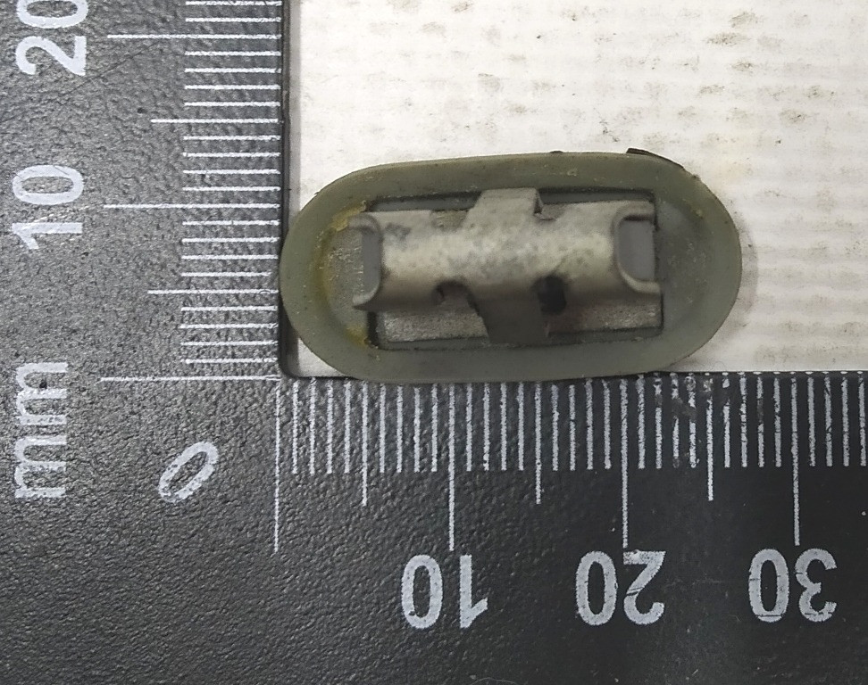 Клипса крепления с уплотнителем 21x6 SLOT .65-1.2, STL (рокерная панель) Tesla model 3 1110167-00-A Киев - изображение 3