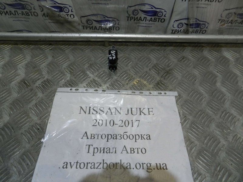 Кнопка стеклоподъемника Nissan Juke F15 2010 (б/у) Киев - изображение 1