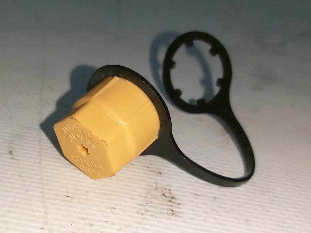 Крышка клапана трубопровода кондиционера R134A желтая Tesla model 3 1502020-00-B Київ - зображення 2