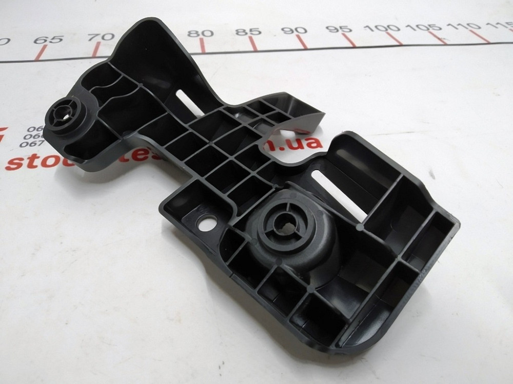 Кронштейн крепления коврового покрытия 1-го ряда сидений правый Tesla model 3 1101145-00-G Киев - изображение 4