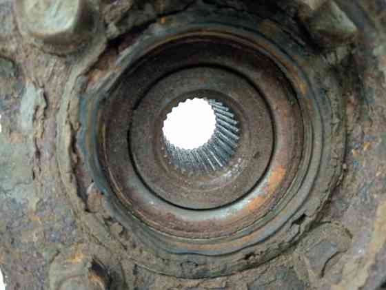 Кулак поворотный правый со ступицей Mitsubishi Pajero Wagon 4 3.2 ДИЗЕЛЬ 4M41 2006 (б/у) Киев