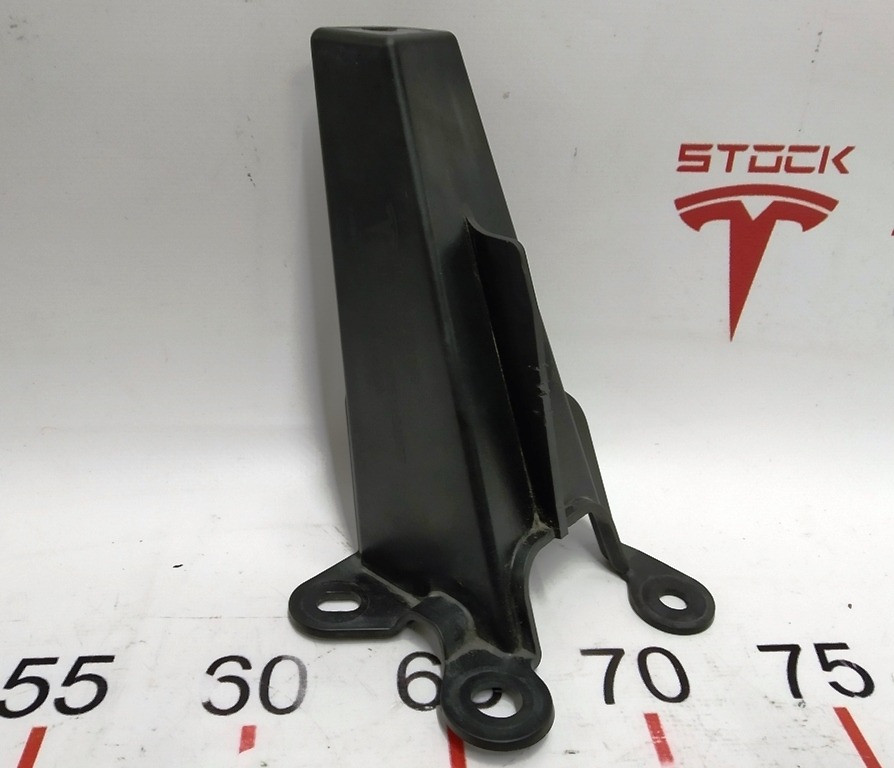 1Кронштейн пластика стеклоочистителей Tesla model X 1055405-00-B Київ - зображення 1