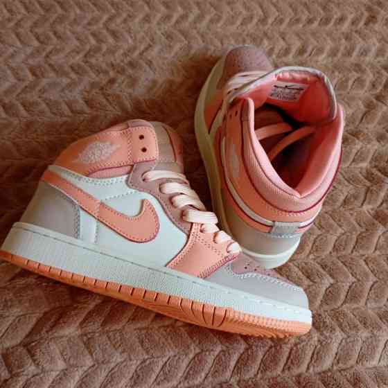 Новые кроссовки женские демисезонные Nike air Jordan 1 retro, цвет APRICOT POWDER, кожа, замш Вінниця