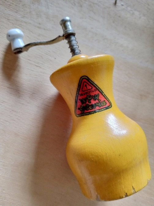 Ручная мельница для специй ГЛОРИЯ из дерева, 50-е годы, \ГДР\ Днепр - изображение 1