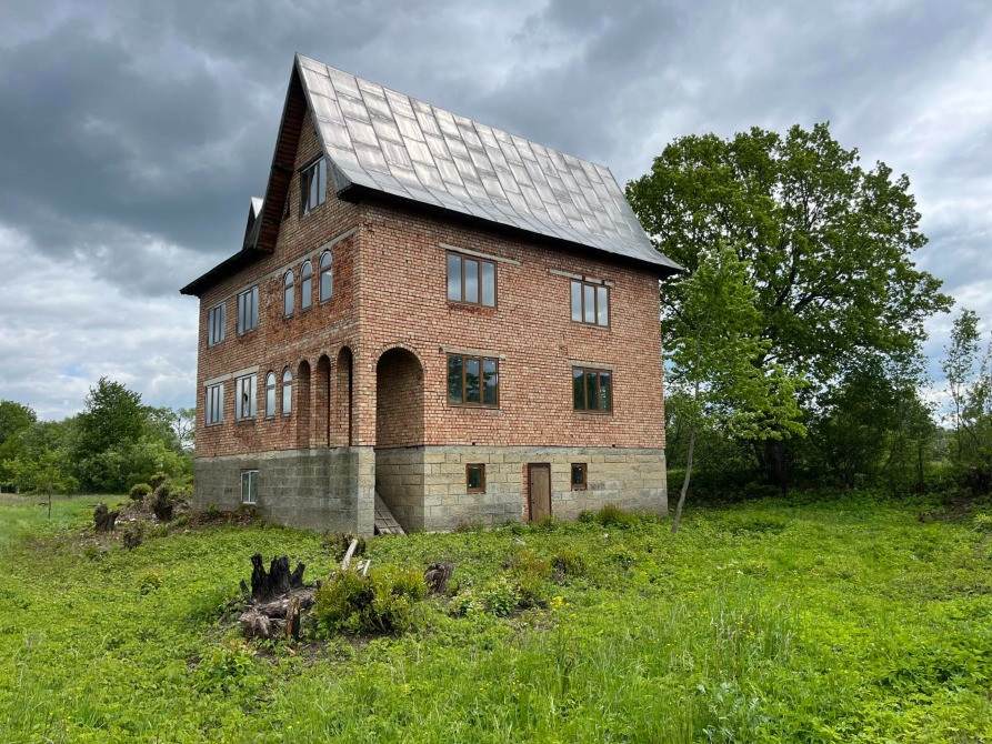 Триповерховий будинок в с.Делятин Яремче - зображення 1