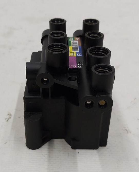 Блок клапанов пневмоподвески с соленоидами некондиция Tesla model X, model S REST 1027919-00-B Київ - зображення 2