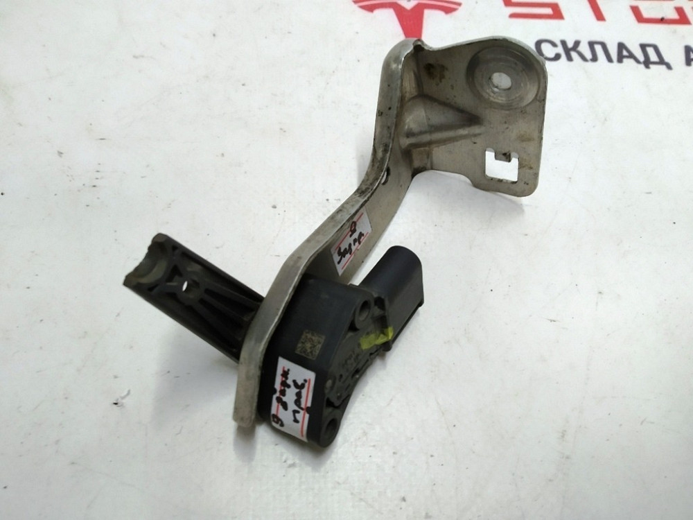 Датчик уровня задней пневмоподвески правый (сломан рычаг) Tesla model X 1027976-00-A Київ - зображення 4