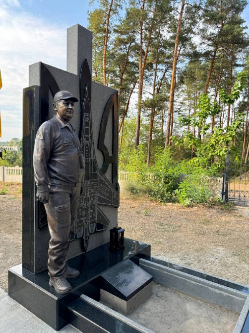 Пам'ятник загиблого льотчика, виготовлення надгробків та скульптур Київ - зображення 3