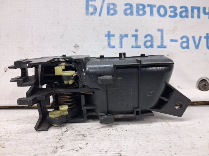 Ручка двери внутренняя правая Mitsubishi Pajero Wagon 3 3.2 ДИЗЕЛЬ 4M41 1999 (б/у) Киев - изображение 3