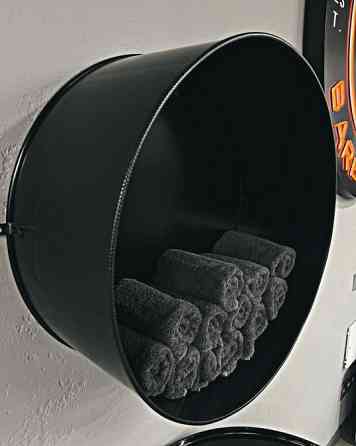 Робочий стіл перукаря / барбера у стилі лофт. Меблі з металевих бочок для барбершопу, салону краси Київ