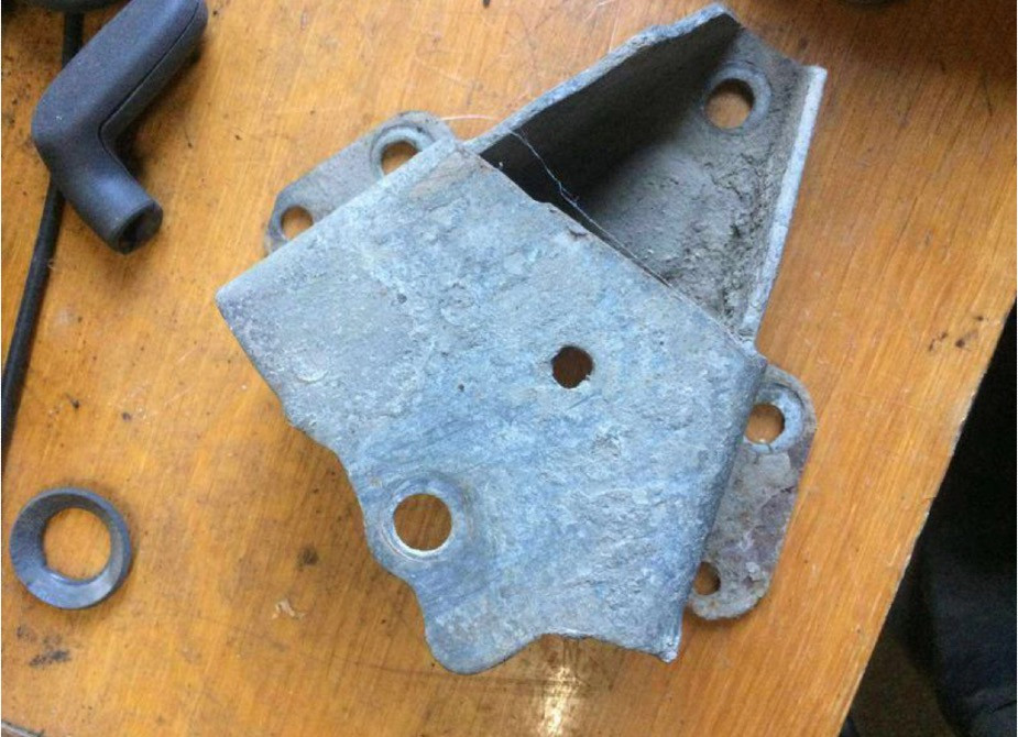 Бу кронштейн задней балки правый Renault Laguna 2, 432150002R, 8200602384, 8200023752 Кропивницький - зображення 1