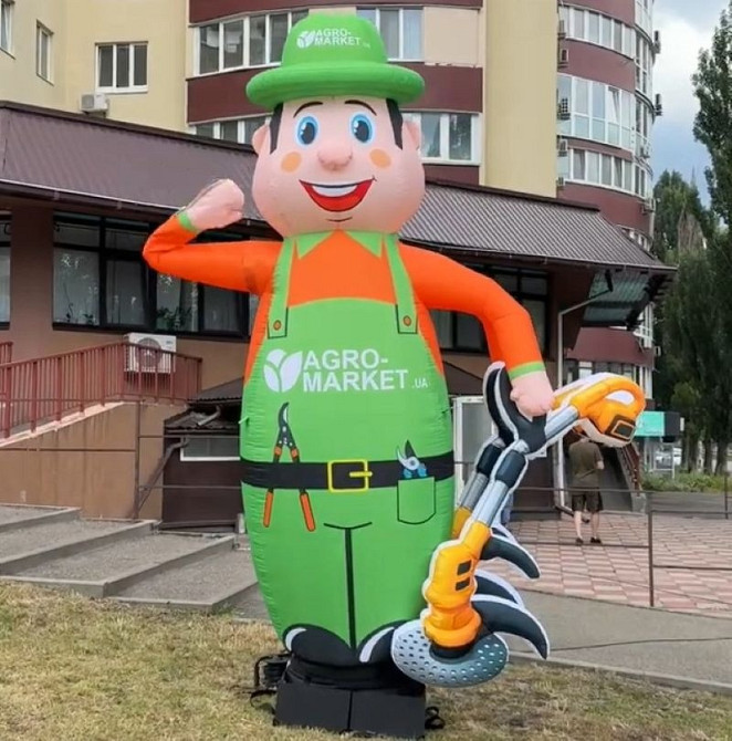 Человек машет на дороге, реклама в месте продаж 340 см Київ - зображення 5