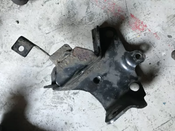 Бу кронштейн задней балки левый Renault Megane 3, Fluence 432150010R Кропивницький