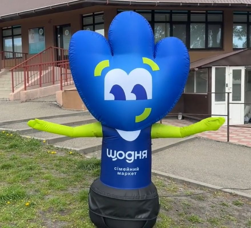 Человек машет на дороге, реклама в месте продаж 340 см Київ - зображення 9