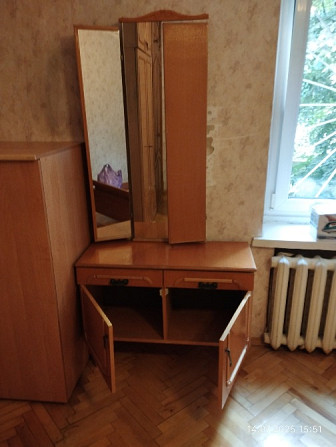 Трюмо дерев'яне з дзеркалом Киев - изображение 1