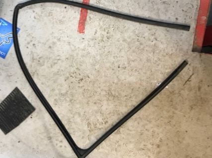 Бу уплотнитель арки двери Mercedes W168 A1687250625, передней правой. Кропивницький - зображення 1