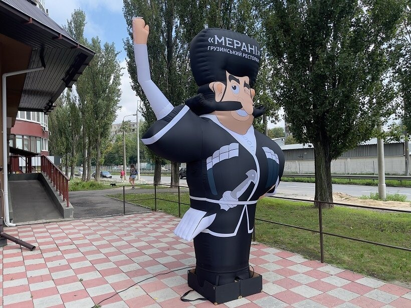 Зовнішня реклама ресторану Надувний чоловічок грузин Київ - зображення 3
