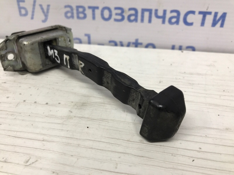 Ограничитель двери передний правый Mazda 3 BM 2.2 DIESEL 2013 (б/у) Киев - изображение 3