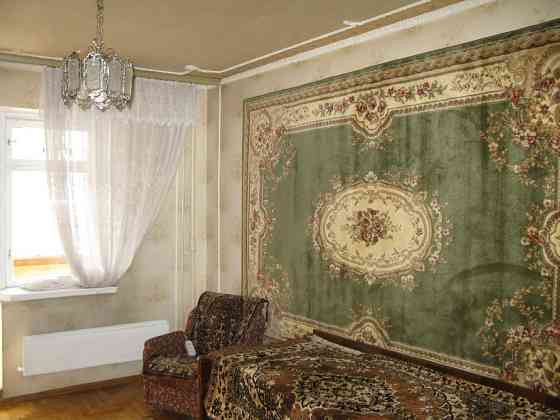 Здається 1 кімната 18 кв.м з лоджією 6 кв.м в 3-х кімнатній квартирі Киев