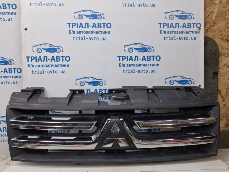 Решетка радиатора Mitsubishi Pajero Wagon 4 3.2 ДИЗЕЛЬ 4M41 2006 (б/у) Киев - изображение 1